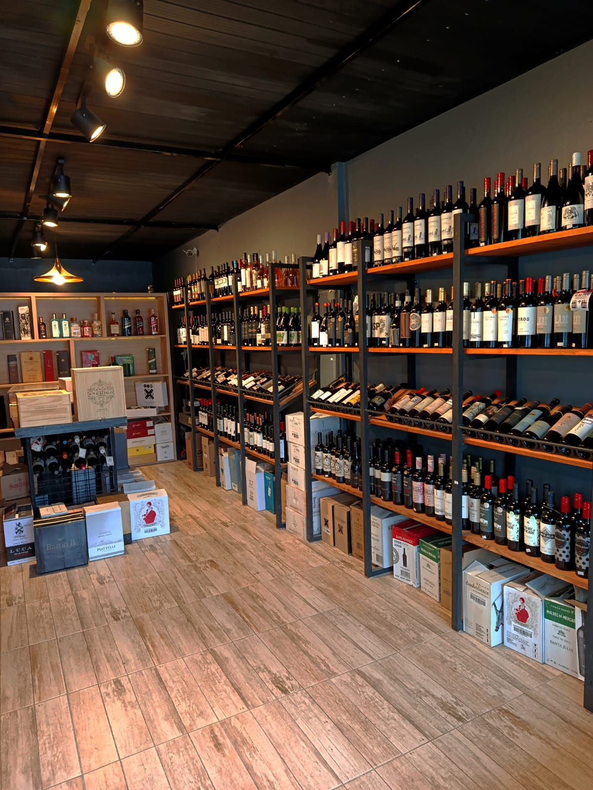 Interior de la vinoteca Bonarda — góndolas con vinos argentinos