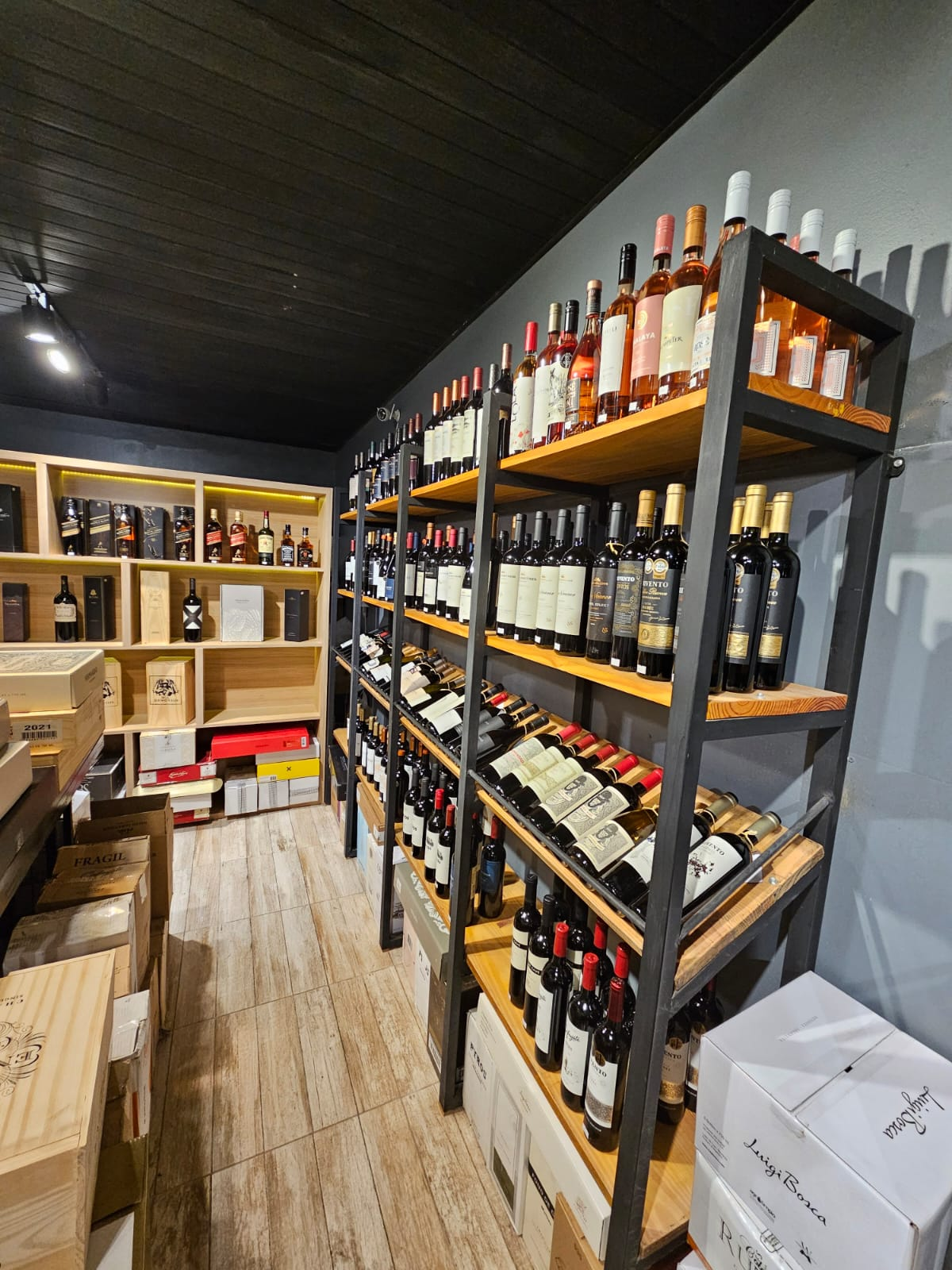 Interior de la vinoteca Bonarda — góndolas con vinos argentinos